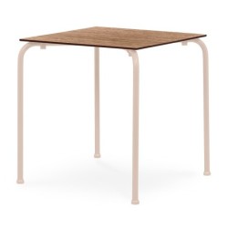 Mesa FERAY, apilable, epoxi color arena, tablero fenólico roble Country 69 x 69 cms.