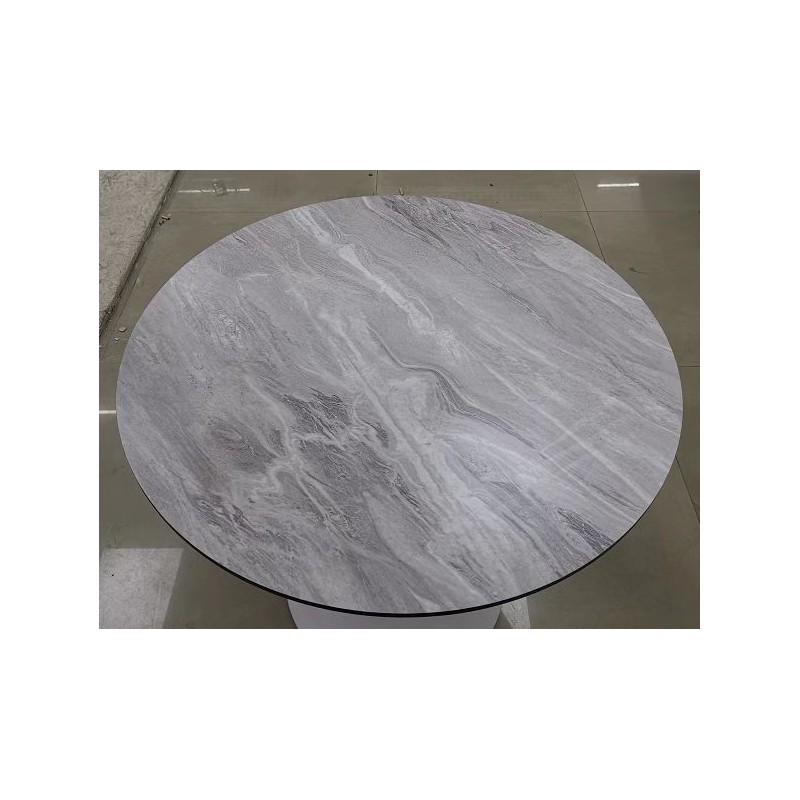 Mesa TUL, base de metal dorada, tapa laminada, 90 cms de diámetro